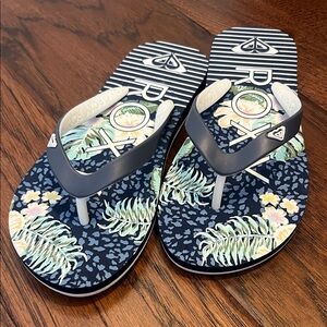*NEW without tags* Roxy Navy Floral Tropical Flip Flops